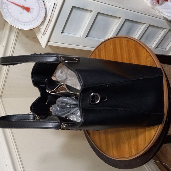 C black faux leather  shoulder bag - Picture 2 of 9